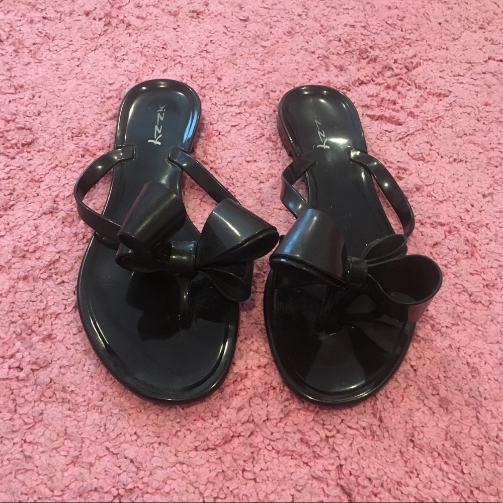 Black flip flops with bow